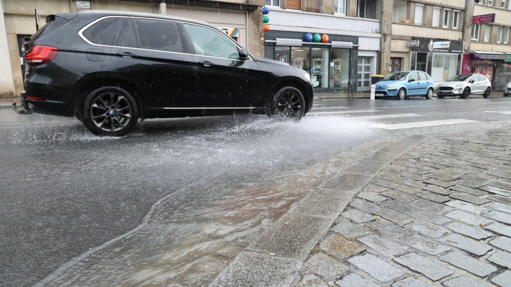 La Manche placée en vigilance orange "pluie-inondation", l'Ardèche et la Drôme maintenues en alerte en raison d'orages