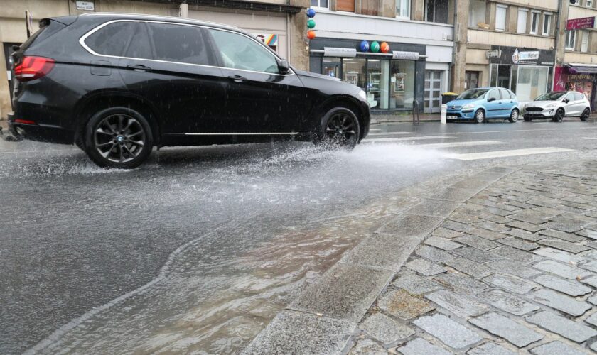 La Manche placée en vigilance orange "pluie-inondation", l'Ardèche et la Drôme maintenues en alerte en raison d'orages