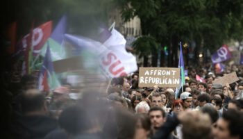 A la manif de Paris, la jeunesse de gauche brandit ses pancartes, entre espoir et colère