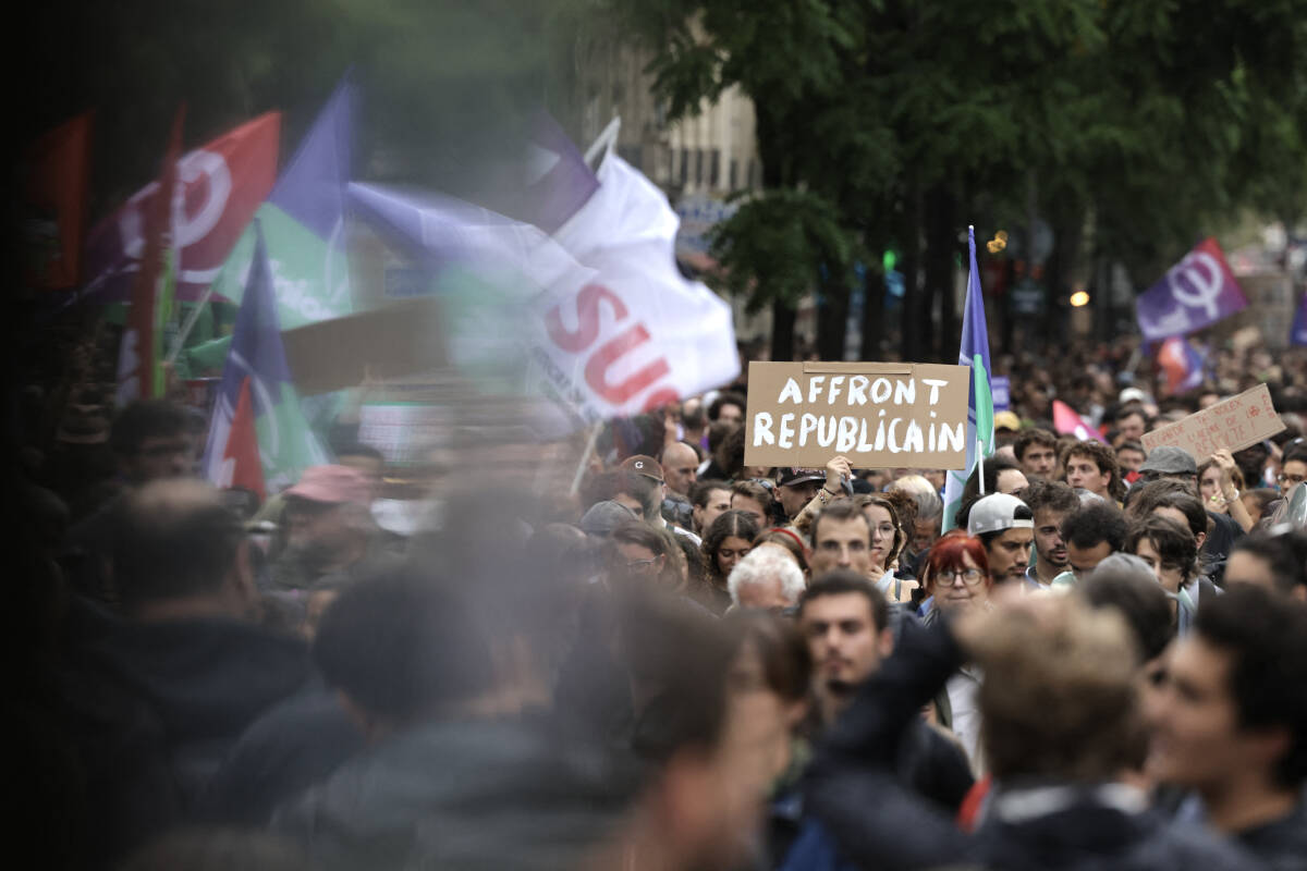 A la manif de Paris, la jeunesse de gauche brandit ses pancartes, entre espoir et colère