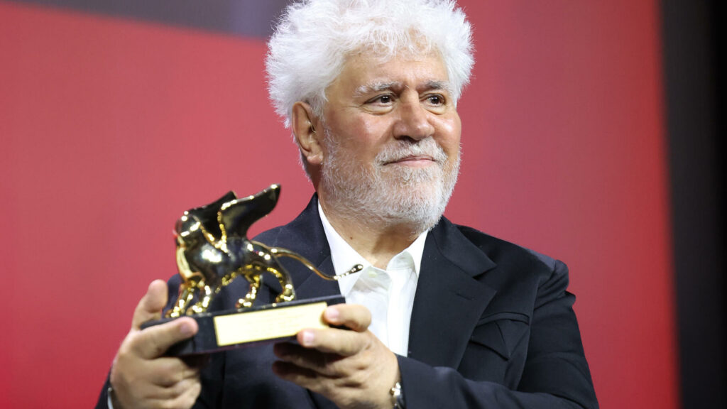 À la Mostra de Venise, le Lion d’or décerné à l’Espagnol Pedro Almodovar, pour « La chambre d’à côté »