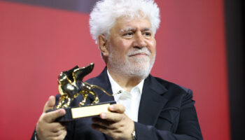 À la Mostra de Venise, le Lion d’or décerné à l’Espagnol Pedro Almodovar, pour « La chambre d’à côté »