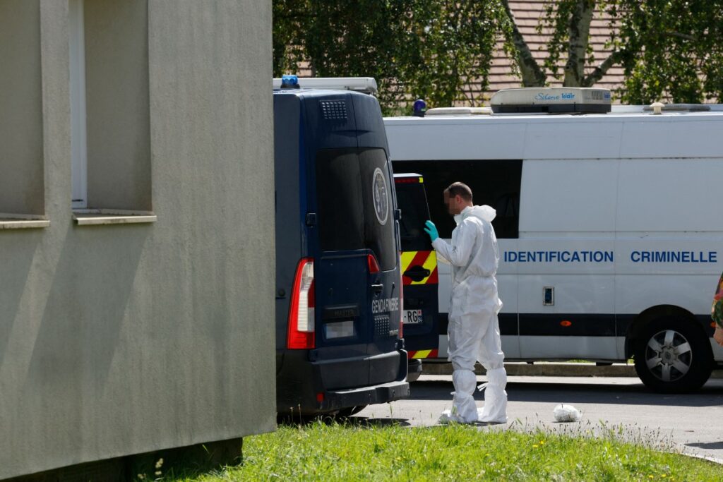 "Mon frère a pété les plombs": Un homme tue sa compagne et ses deux enfants à coups de couteau