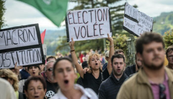 Barnier et la droite à Matignon : LFI joue la rue contre le « coup de force » de Macron