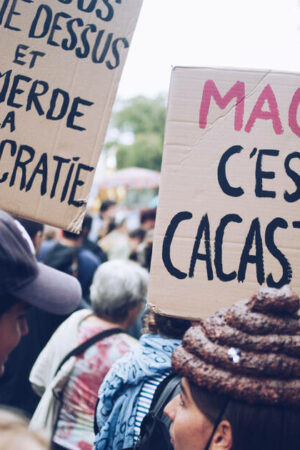 A Paris, la jeunesse dénonce dans la rue «le coup de force de Macron» après la nomination de Barnier