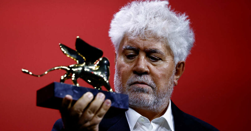 Pedro Almodóvar “enfin” sacré à la Mostra de Venise avec “La chambre d’à côté”