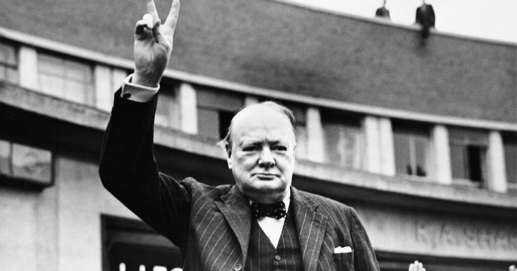 Winston Churchill fait le signe de la Victoire