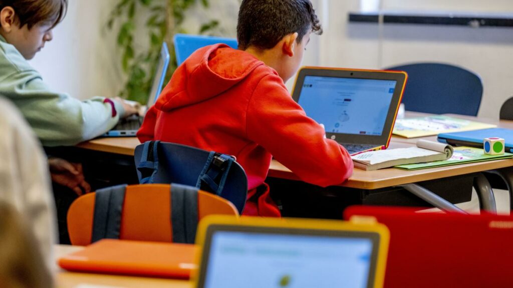 „Müssen Schüler davor schützen“ – Jetzt wachsen die Zweifel am digitalen Klassenzimmer