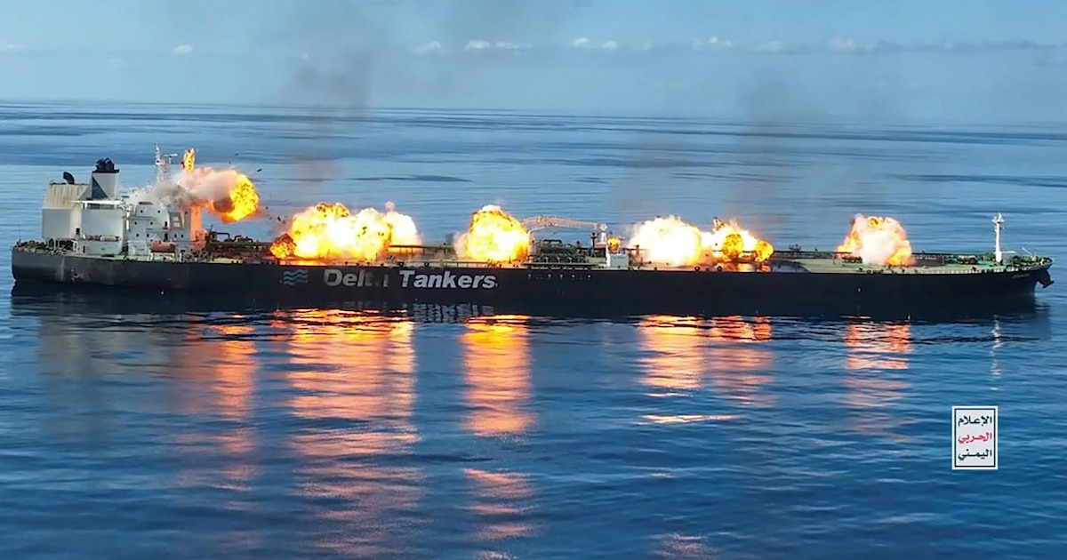 Cette photo publiée le 29 août 2024 par le centre des médias de Huthi Ansarullah au Yémen montre des boules de feu et de la fumée à bord de ce qu'ils disent être le pétrolier Sounion appartenant à la Grèce.