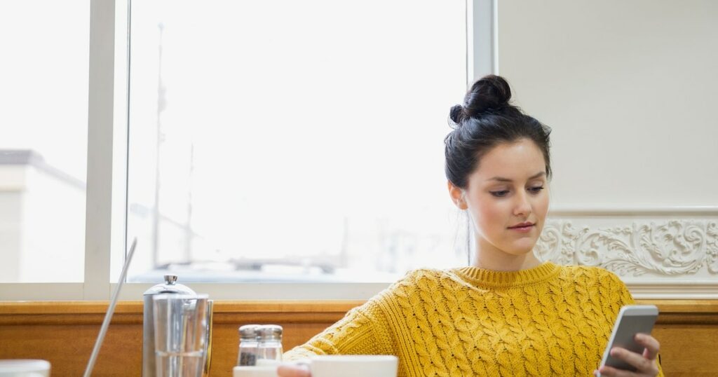 "Rapidement, j'ai passé mes journées sur Tinder. C'était grisant. Dans mon répertoire, j'avais une dizaine de numéros de types, enregistrés à leurs prénoms + T."