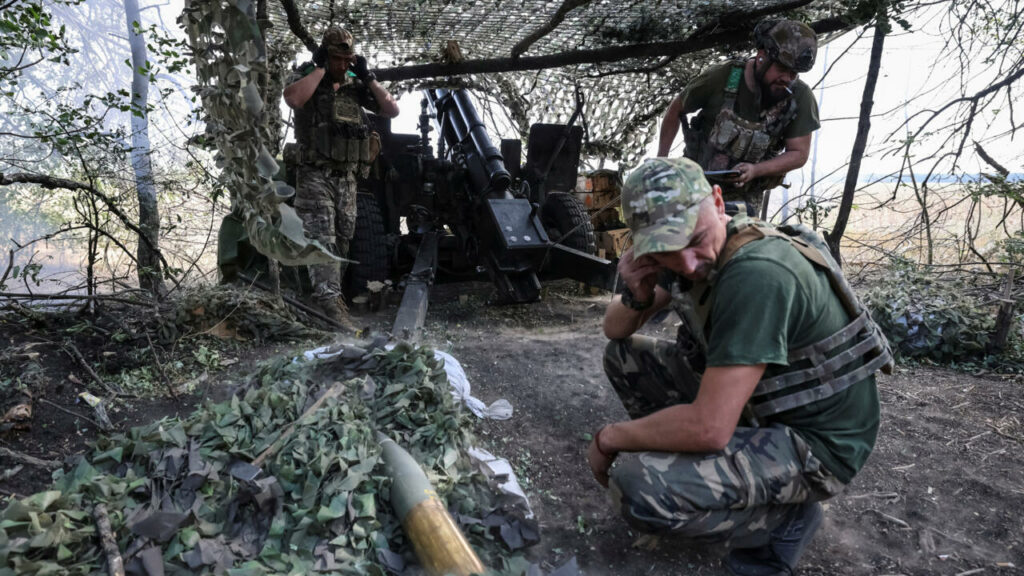 La Russie revendique la prise de Novohrodivka et continue sa poussée dans le Donbass