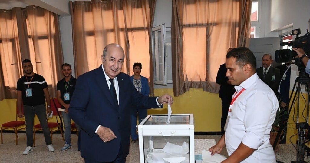 Le président algérien sortant Abdelmadjid Tebboune en train de voter lors de l'élection présidentielle à laquelle il est candidat, le 7 septembre 2024