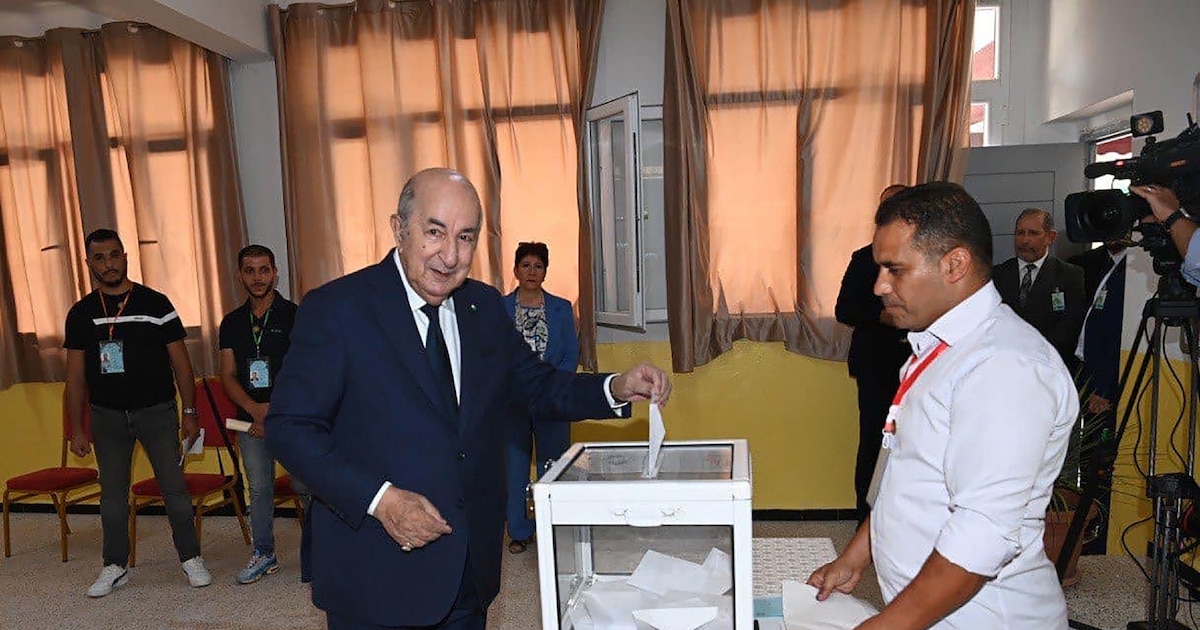 Le président algérien sortant Abdelmadjid Tebboune en train de voter lors de l'élection présidentielle à laquelle il est candidat, le 7 septembre 2024