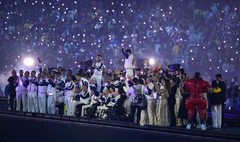 EN IMAGES. Paralympiques 2024 : une flamme soufflée à six, le set surprise de Martin Solveig, le Stade de France qui s'embrase... Les plus beaux moments de la cérémonie de clôture