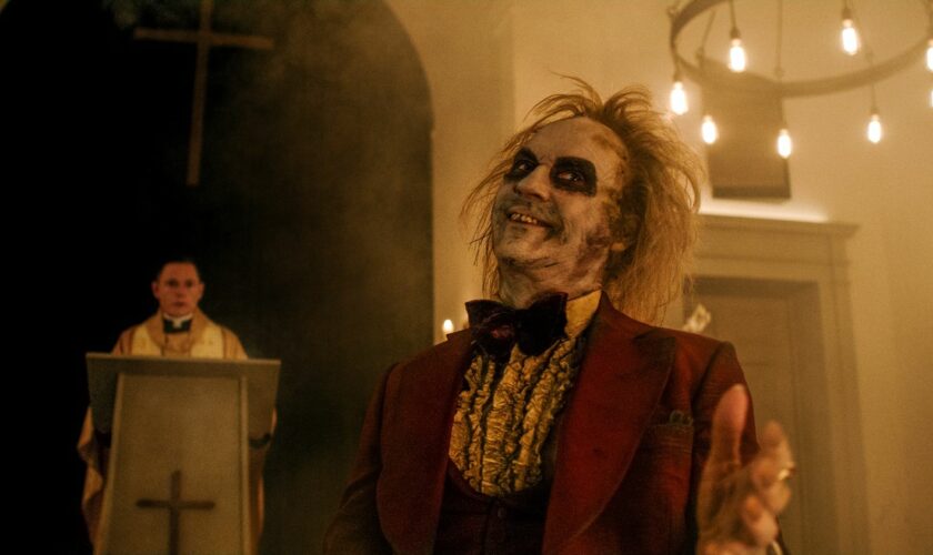 "Beetlejuice, Beetlejuice" : du Tim Burton pur jus pour le retour de son clown croque-mort