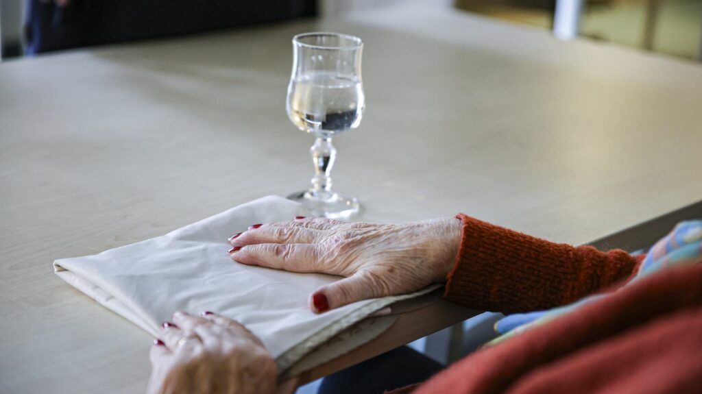 REPORTAGE. "Les anciens méritent mieux" : face au manque de personnel et à une situation économique difficile, ces Ehpad ont du mal à joindre les deux bouts