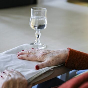 REPORTAGE. "Les anciens méritent mieux" : face au manque de personnel et à une situation économique difficile, ces Ehpad ont du mal à joindre les deux bouts