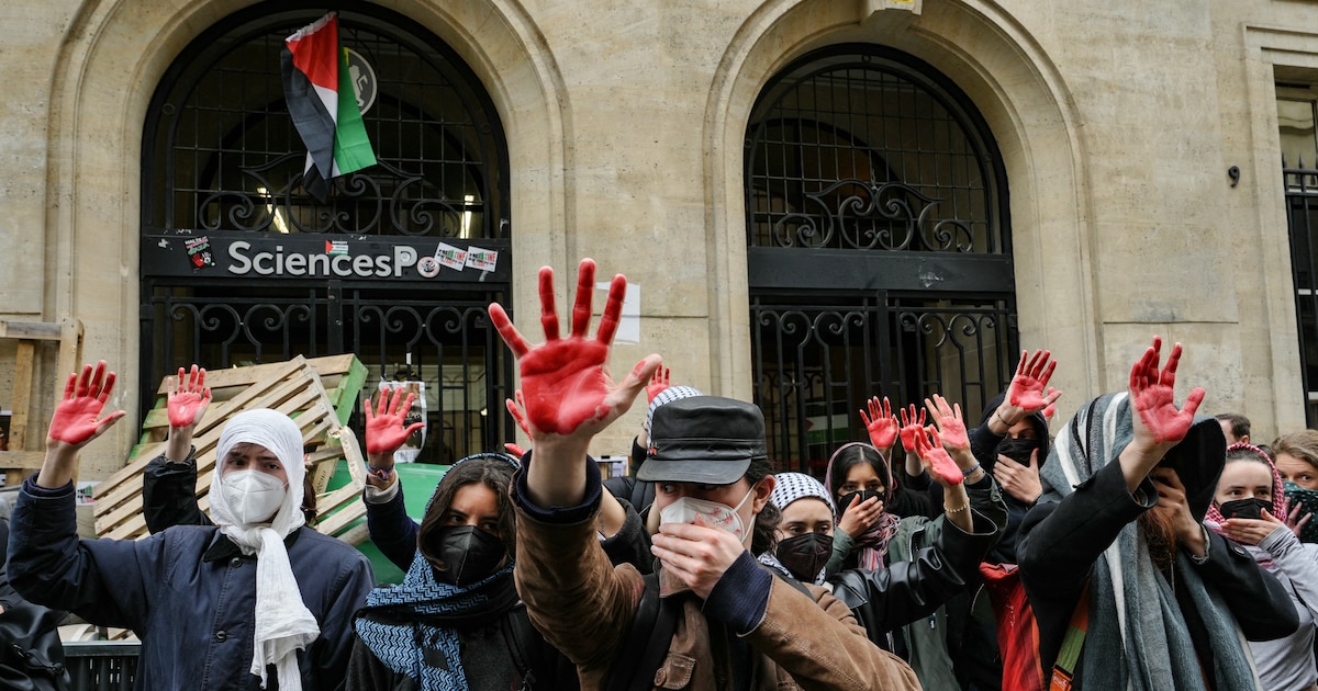 Le symbole des "mains rouges", utilisé par les étudiants de Sciences Po Paris, vendredi 26 avril 2024.