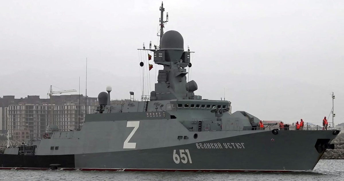 La corvette Velikiy Ustyug de la flottille caspienne de la marine russe navigue en mer Caspienne lors des exercices navals "Ocean-2024" le 10 septembre 2024, d'après des images diffusées par le ministère russe de la Défense.