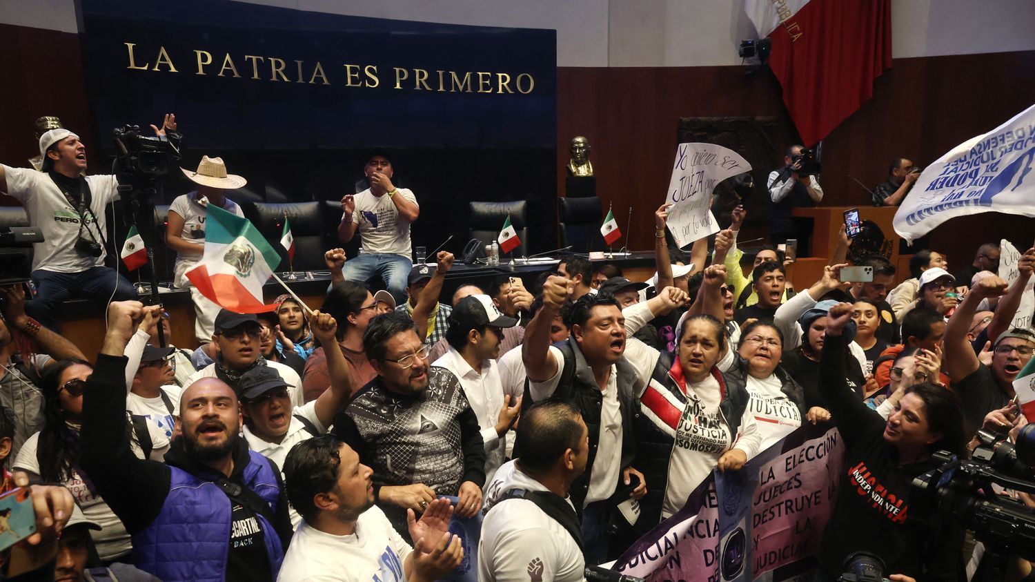 Mexique : des manifestants envahissent le Sénat et retardent l'explosive réforme judiciaire