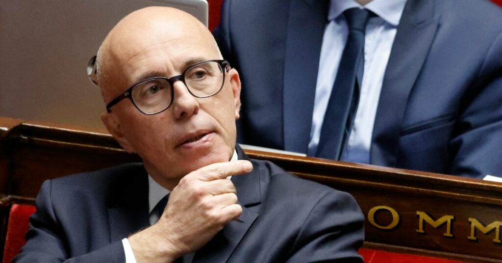 Le député français du groupe Les Républicains (LR) et président du parti Les Républicains, Eric Ciotti, assiste à un débat demandé par le parti de droite Les Républicains pour proposer une décision appelant les autorités françaises à retirer l'accord franco-algérien du 27 décembre 1968, à l'Assemblée nationale à Paris, le 7 décembre 2023. Le 7 décembre 2023, l'Assemblée nationale française a rejeté un texte remettant en cause l'accord franco-algérien de 1968, qui accorde un statut particulier aux Algériens en matière de circulation, avant de lancer l'examen d'une réforme constitutionnelle également proposée par les députés LR, déterminés à accroître la pression sur le parti présidentiel en matière d'immigration.