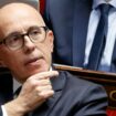 Le député français du groupe Les Républicains (LR) et président du parti Les Républicains, Eric Ciotti, assiste à un débat demandé par le parti de droite Les Républicains pour proposer une décision appelant les autorités françaises à retirer l'accord franco-algérien du 27 décembre 1968, à l'Assemblée nationale à Paris, le 7 décembre 2023. Le 7 décembre 2023, l'Assemblée nationale française a rejeté un texte remettant en cause l'accord franco-algérien de 1968, qui accorde un statut particulier aux Algériens en matière de circulation, avant de lancer l'examen d'une réforme constitutionnelle également proposée par les députés LR, déterminés à accroître la pression sur le parti présidentiel en matière d'immigration.