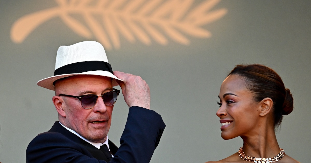 Le réalisateur français Jacques Audiard (g) et l'actrice américaine Zoe Saldana arrivent à la projection du film "Emilia Perez" lors de la 77e édition du Festival de Cannes, dans le sud de la France, le 18 mai 2024