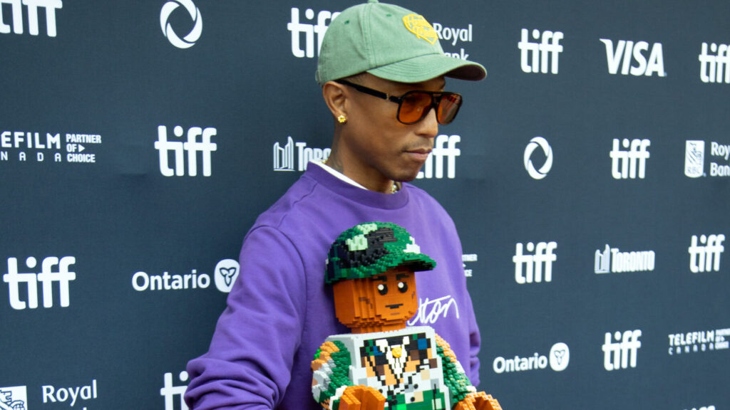 « Piece by Piece » : Pharrell Williams raconte sa vie en Lego, et les stars présentes n’étaient pas au courant du concept