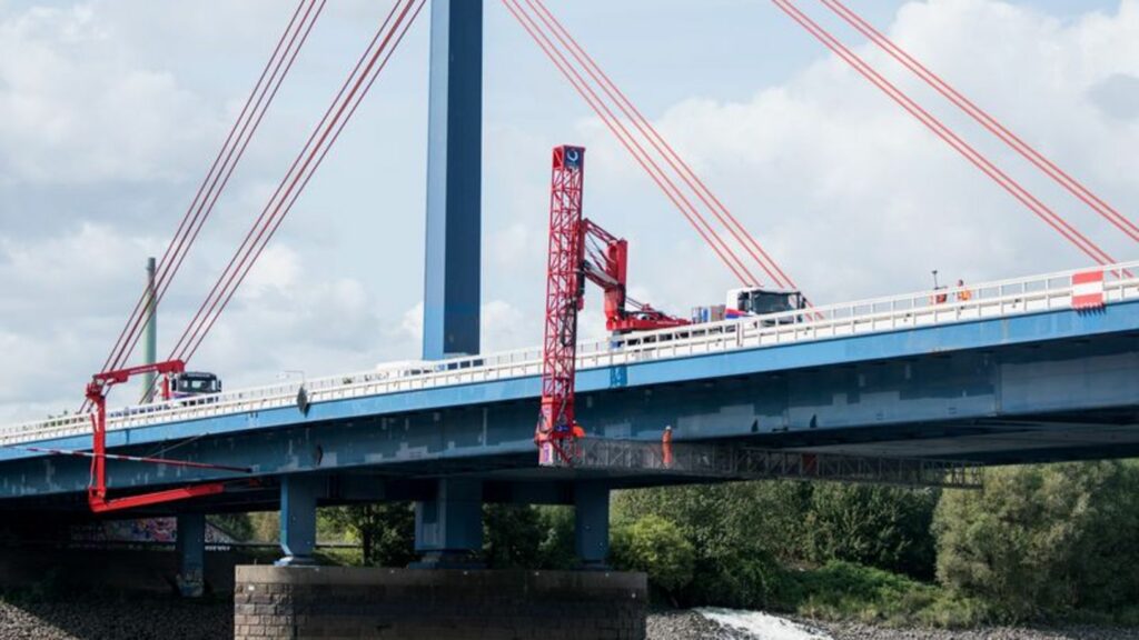 An der Norderelbbrücke der A1 sind Schäden festgestellt worden, die nun weiter untersucht werden müssen. (Archivbild) Foto: Dani