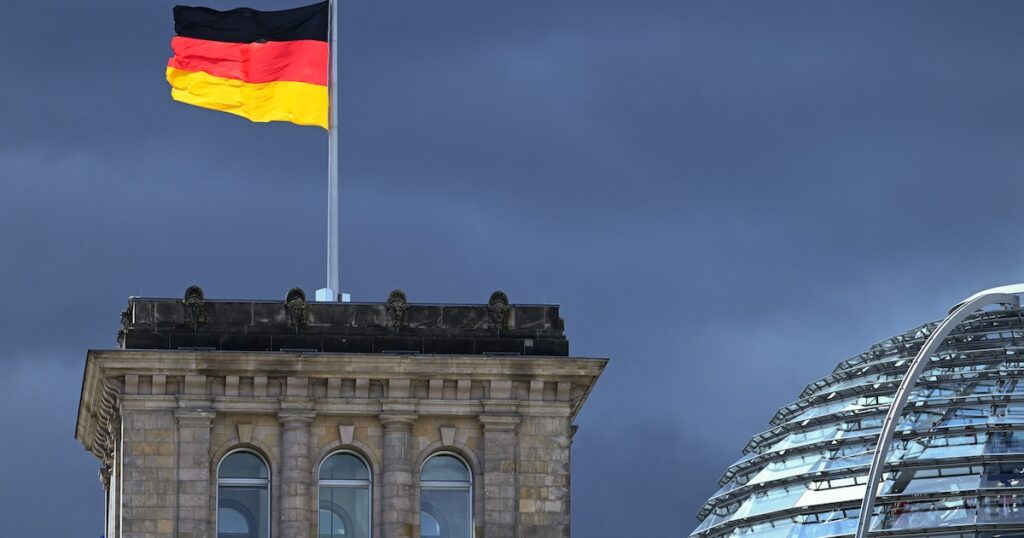 L'Allemagne s'enfonce dans la récession en 2023, avec un recul prévu du PIB de 0,6%, selon les cinq principaux instituts économiques du pays.