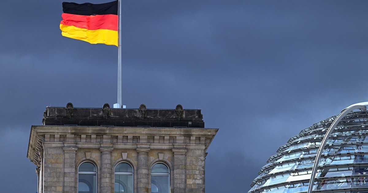 L'Allemagne s'enfonce dans la récession en 2023, avec un recul prévu du PIB de 0,6%, selon les cinq principaux instituts économiques du pays.