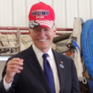 Joe Biden enfile une casquette pro-Donald Trump en Pennsylvanie, l’image étonnante