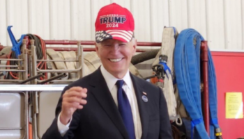 Joe Biden enfile une casquette pro-Donald Trump en Pennsylvanie, l’image étonnante