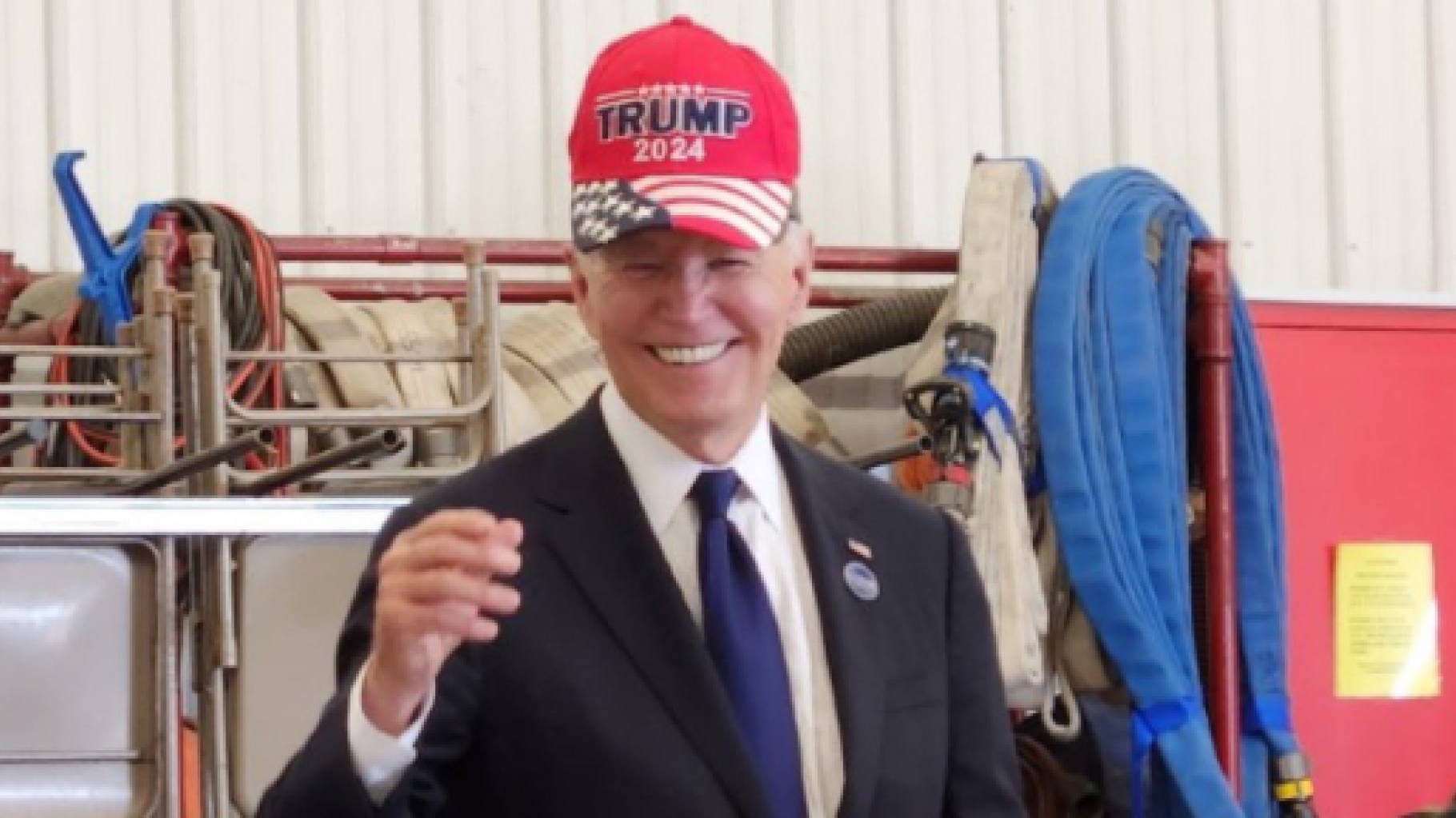 Joe Biden enfile une casquette pro-Donald Trump en Pennsylvanie, l’image étonnante