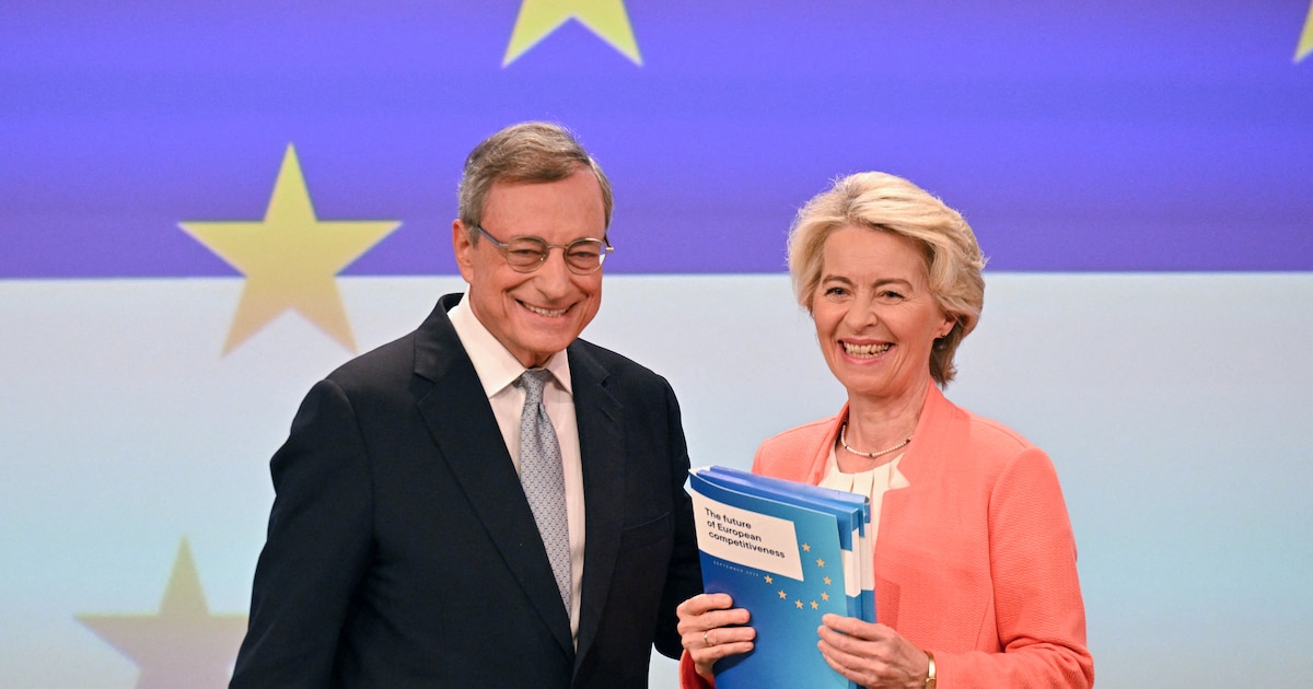 L'ancien Premier ministre et économiste italien Mario Draghi (à gauche) et la présidente de la Commission européenne Ursula von der Leyen posent ensemble lors d'une conférence de presse sur l'avenir de la compétitivité européenne, au siège de l'UE à Bruxelles le 9 septembre 2024.