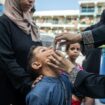 Un personnel de santé administre un vaccin anti-polio à un enfant à Khan Younès, dans le sud de la bande de Gaza, le 5 septembre 2024, sur fond de la guerre dans la bande de Gaza entre Israël et le mouvement islamiste palestinien Hamas