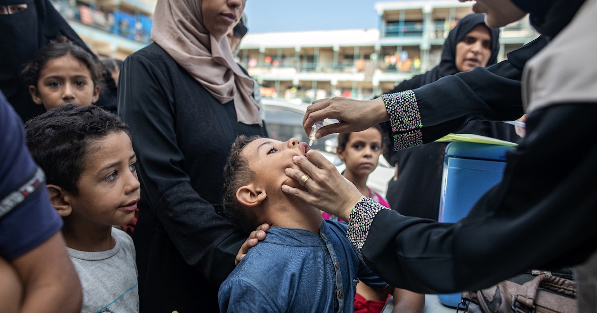 Un personnel de santé administre un vaccin anti-polio à un enfant à Khan Younès, dans le sud de la bande de Gaza, le 5 septembre 2024, sur fond de la guerre dans la bande de Gaza entre Israël et le mouvement islamiste palestinien Hamas