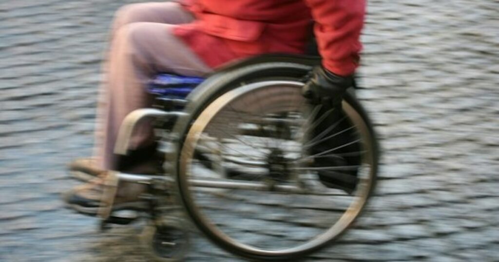 Une personne handicapées dans un fauteuil roulant. Photo d'illustration.