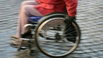 Une personne handicapées dans un fauteuil roulant. Photo d'illustration.