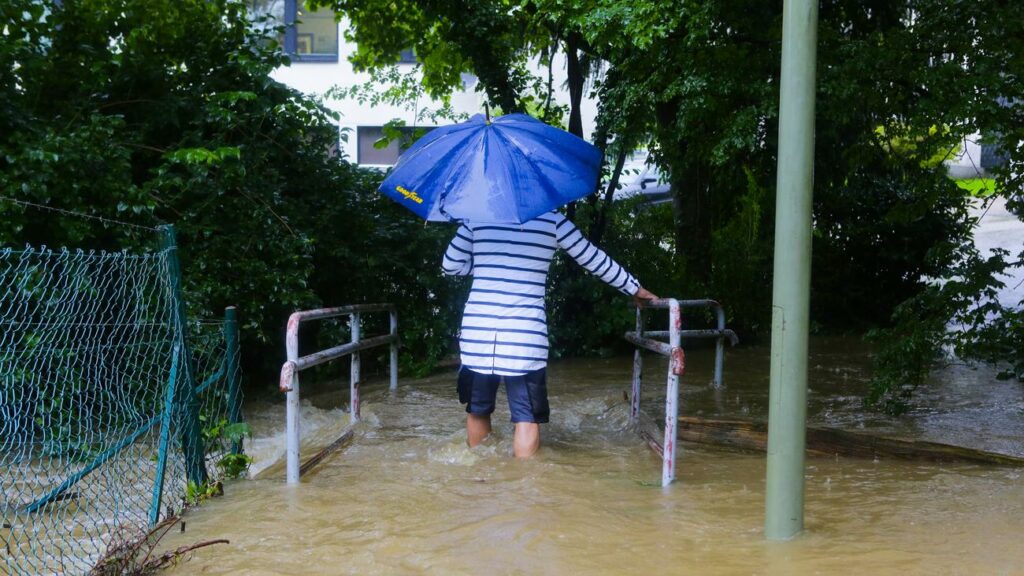 Hochwasser: Gerade noch Hitzewelle, jetzt kommen Schnee und Dauerregen