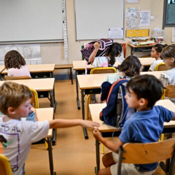 Des plans explosifs pour fermer des milliers de classes d'école à l'étude au ministère de l'Education nationale