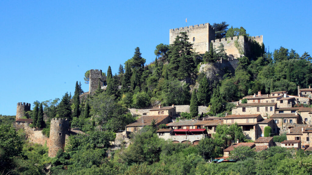 Incendie à Castelnou : menacé par les flammes, l’un des plus beaux villages de France évacué