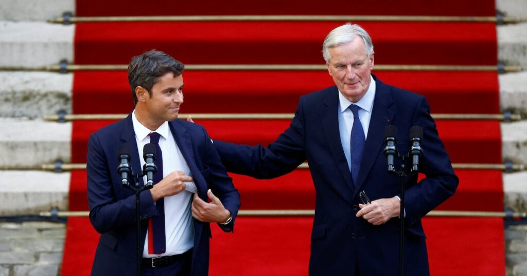 Gabriel Attal et Michel Barnier lors de la passation de pouvoirs à Matignon, le 5 septembre 2024.