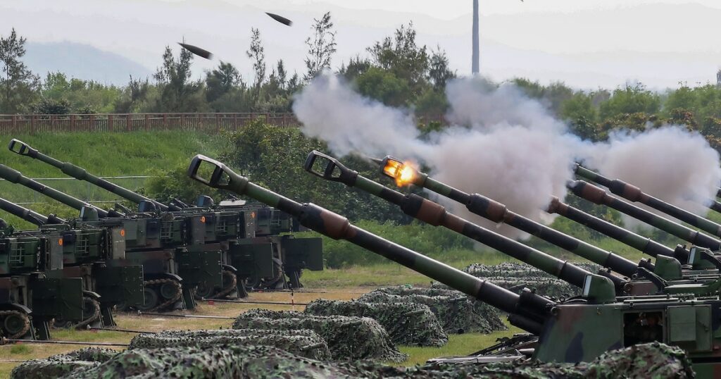 Des obusiers automoteurs américains M109 tirent des obus réels lors d'un entraînement aux munitions réelles mené par l'armée taïwanaise dans une zone côtière de Taichung, à Taiwan, le 7 août 2024