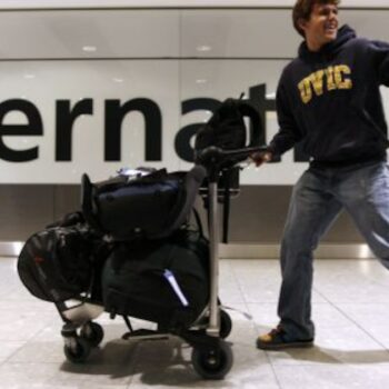 Un passager en provenance de Vancouver arrive à l'aéroport d'Heathrow, à Londres, le 20 avril 2010.