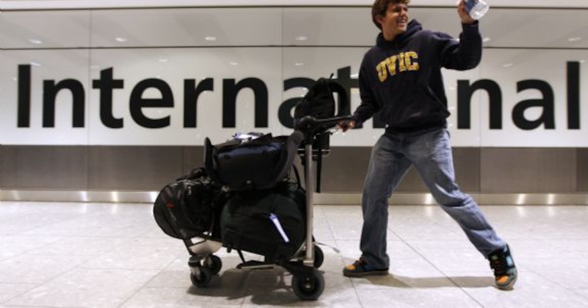 Un passager en provenance de Vancouver arrive à l'aéroport d'Heathrow, à Londres, le 20 avril 2010.