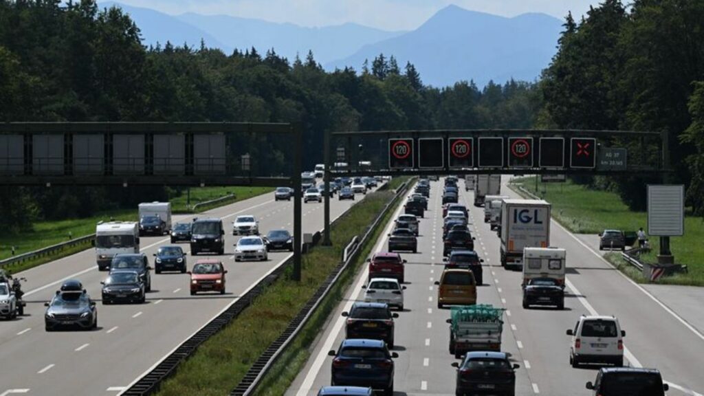 Stau vor der Kulisse der Alpen. (Archivbild) Foto: Felix Hörhager/dpa