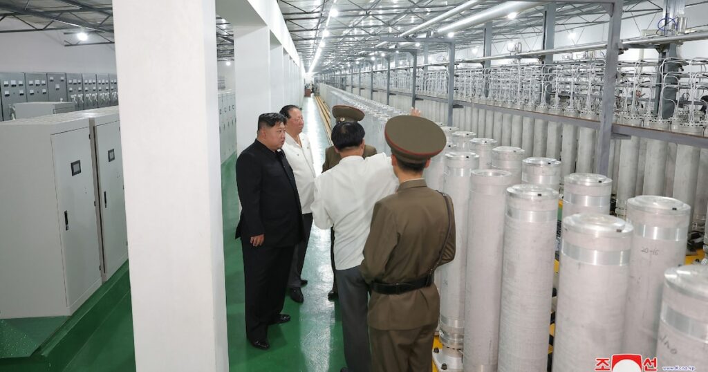 Photo non datée, publiée par l'agence de presse officielle nord-coréenne KCNA le 13 septembre 2024, montrant le leader de la Corée du Nord Kim Jong Un (en noir) en train de visiter un site d'enrichissement d'uranium, dans un lieu non précisé en Corée du Nord