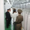 Photo non datée, publiée par l'agence de presse officielle nord-coréenne KCNA le 13 septembre 2024, montrant le leader de la Corée du Nord Kim Jong Un (en noir) en train de visiter un site d'enrichissement d'uranium, dans un lieu non précisé en Corée du Nord