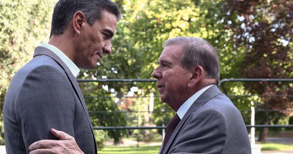 Le Premier ministre espagnol Pedro Sanchez (g) reçoit l'opposant vénézuélien Edmundo Gonzalez Urrutia au palais de La Moncloa, à Madrid, le 12 septembre 2024